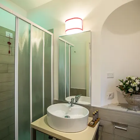 לינה וארוחת בוקר Chic & Town Luxury 4*