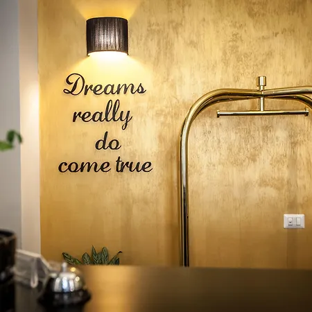 לינה וארוחת בוקר Chic & Town Luxury 4*