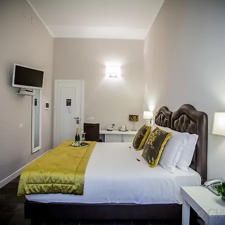 לינה וארוחת בוקר Chic & Town Luxury 4*